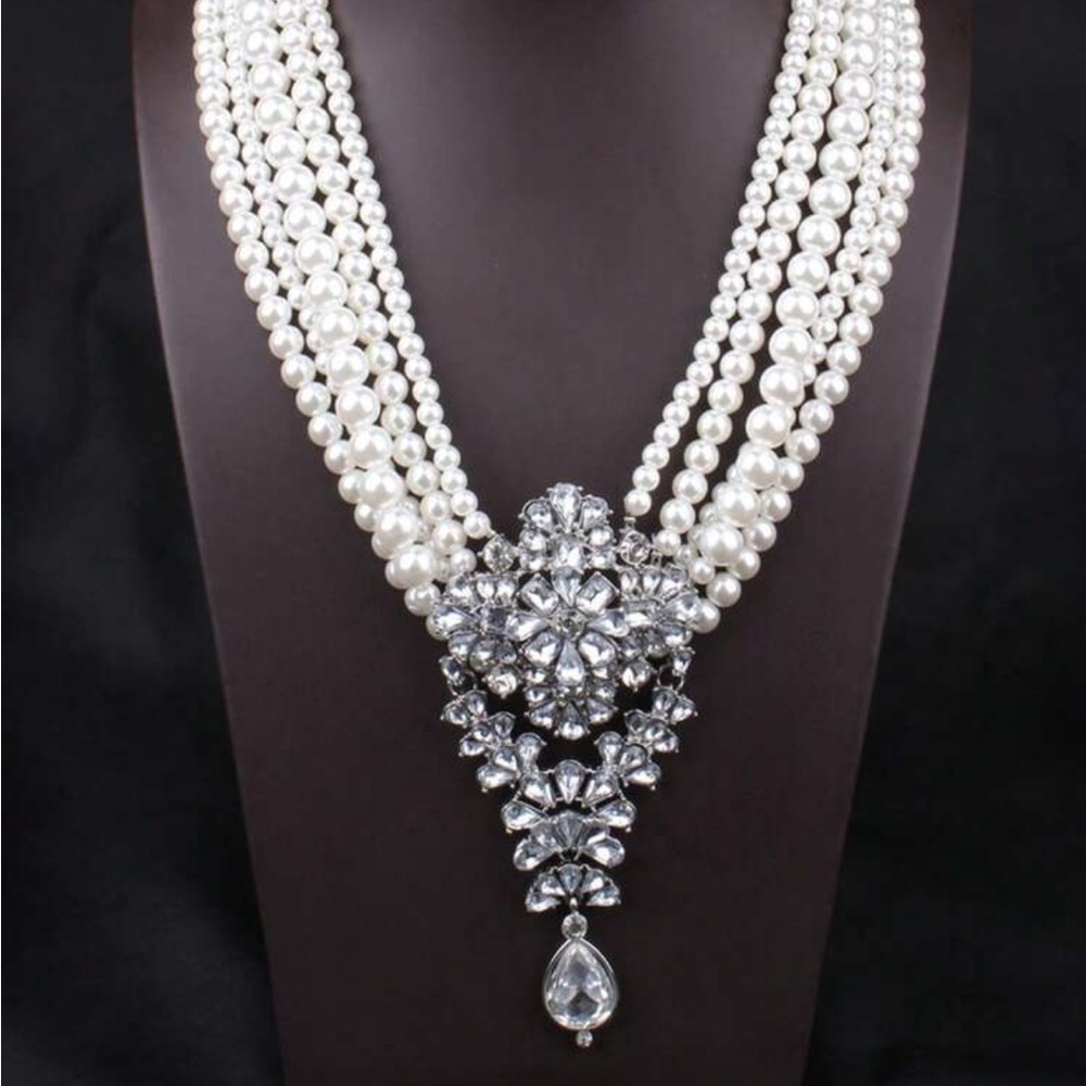 Elegant Pearl and Silver Necklace
